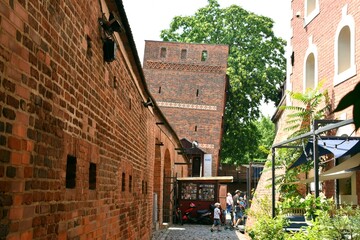Krzywa wieża w Toruniu, zabytkowe mury miejskie - obrazy, fototapety, plakaty
