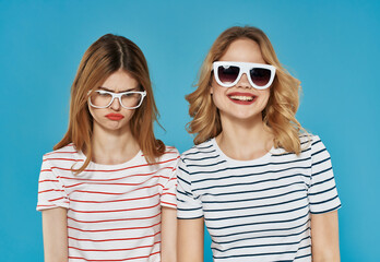 Obraz premium cheerful women hugs fashion summer style lifestyle blue background