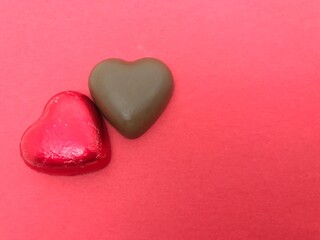 ハート型のチョコレート（ピンク背景）、バレンタイン・ホワイトデーイメージ