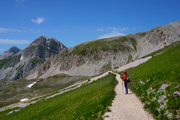 Fototapeta na wymiar hiker who observes the mountain area of the gran sasso abruzzo