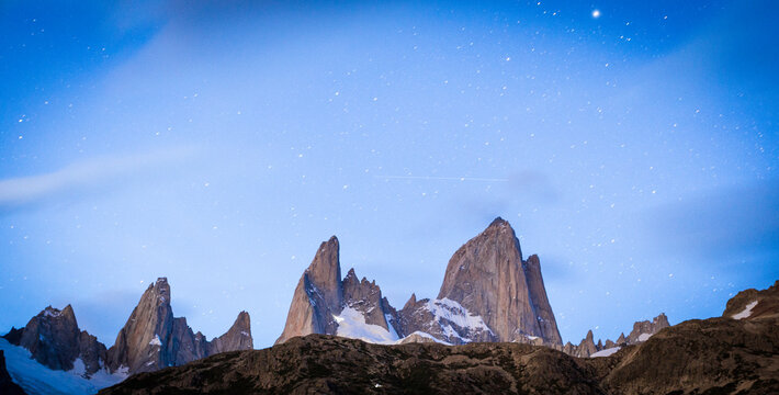 Panorama Fitz Roy mit Kletterer mit Stirnlampe