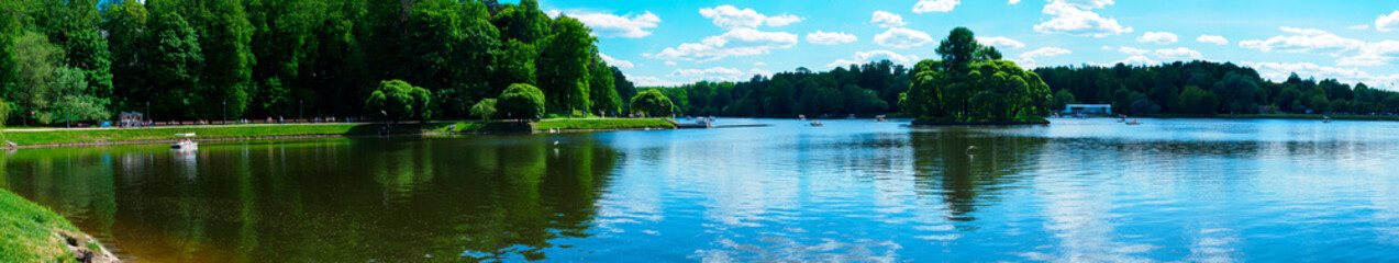 Fototapeta na wymiar Panorama of the Upper Tsaritsinsky pond in the park in Moscow