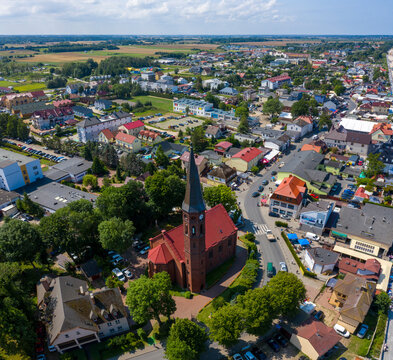 Gł&oacute;wna ulica Nadmorska i widok na kości&oacute;ł w nadmorskiej miejscowości Sarbinowo, Polska