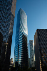 Fototapeta premium Tours de bureaux modernes en acier et en verre situées dans un quartier d'affaires international, Paris- La Défense, France. Concepts d'affaires et de finance globale