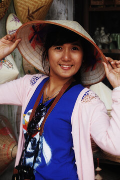 Travelers thai women people travel visit and shopping select vietnamese straw hat in local souvenir gift shop in Ba Dinh Old Town Quarter in Dong Kinh Nghia Thuc Square at Hoan Kiem in Hanoi, Vietnam