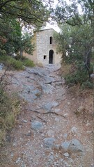 Obraz premium Vue d'une petite chapelle proche des Dentelles de Montmirail en Provence et du village de Lafare, juillet 2021