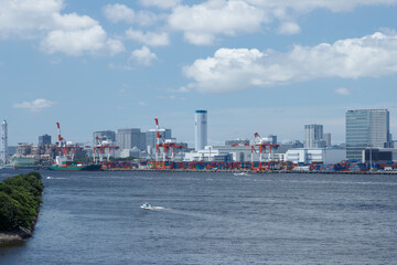 青空を背景にお台場から見た芝浦ふ頭のクレーン