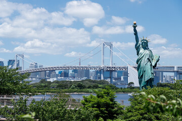 青空を背景にお台場から見たレインボーブリッジ越しの芝浦ふ頭
