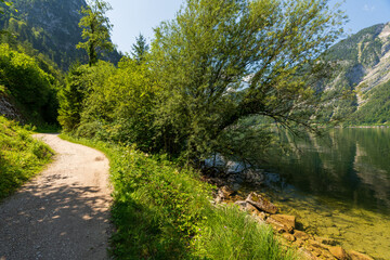 Fototapeta na wymiar Rad Wanderweg am Hallstätter See