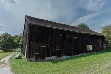 Alter Holzscheune mit B&auml;nken