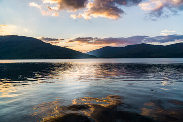 Sonnenuntergang über Loch Linnhe bei Fort William, Highlands, Schottland
