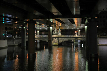 夜の日本橋と首都高速都心環状線
