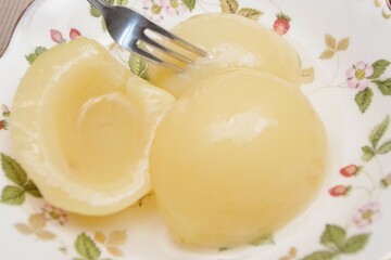 缶詰の桃を皿の上に取り出した