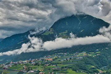 Ein Gewitter mit tief hängenden Wolken zieht hinein Richtung Passeiertal in Südtirol