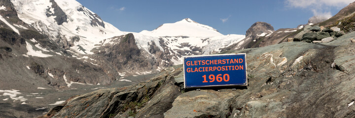 Gletscherstand im Jahr 1960. Paterze am Großglockner im Juli 2021. Panorama	
