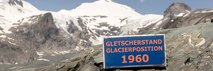 Gletscherstand im Jahr 1960. Paterze am Großglockner im Juli 2021. Panorama	