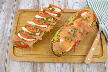 tartine de pain au saumon fumé, guacamole, mozzarella et tomate	