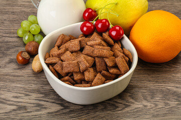 Breakfast with corn chokolate pads and milk
