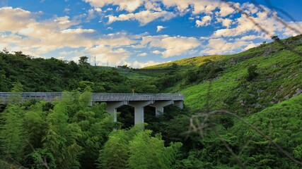 平尾台へ続く陸橋とカルスト台地