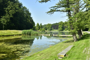 Le petit muret en béton séparant le Grand Etang en deux au parc de Tervuren à l'est de Bruxelles 