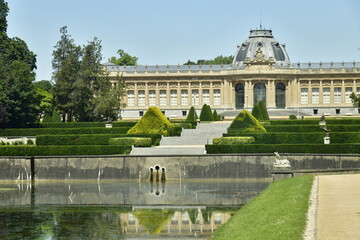 Obraz premium L'imposant musée National de l'Afrique Central avec son jardin français et ses escaliers en cascade se reflétant dans l'étang inférieur au parc de Tervuren à l'est de Bruxelles