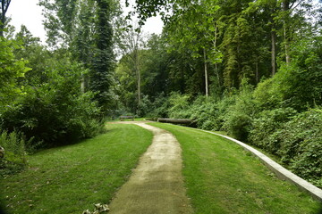 Chemin le long d'un bras d'eau étroit dans le bois du domaine des Trois Fontaines à Vilvoorde 