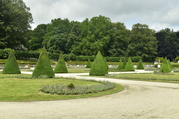 Le jardin fran&ccedil;ais avec ses haies en c&ocirc;nes au domaine des Trois Fontaines &agrave; Vilvoorde 