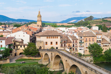 Obraz premium views of puente la reina medieval town, Spain
