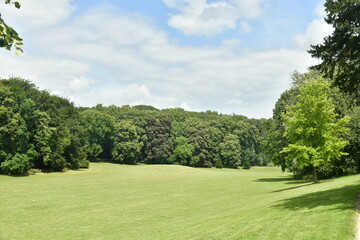 Fototapeta na wymiar L'immense pelouse principale en plein bois au parc des Trois Fontaines à Vilvoorde 