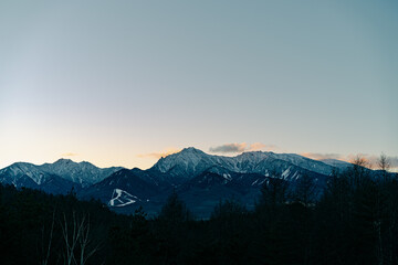 日本の山脈。長野県。夕焼け。美しい冬の山の景色。
