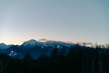 日本の山脈。長野県。夕焼け。美しい冬の山の景色。