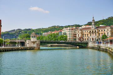 Fototapeta na wymiar View of the Nervion river and Puente del Ayuntamiento