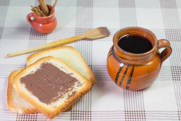 Desayuno café en taza de barro y pan tostado