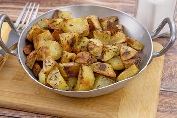 pommes de terre sautées dans un plat