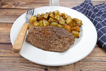 steak de boeuf grillé et pommes de terre rissolées dans une assiette