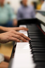 Obraz premium manos de pianista tocando el piano