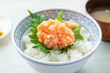 サーモンたたき丼