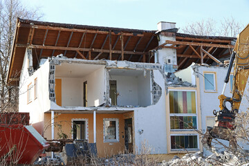 Abriss von einem beschädigten Haus in Deutschland