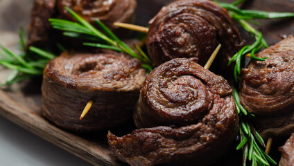 Juicy beef, fried and cooked in the shape of a rose, creatively served meat