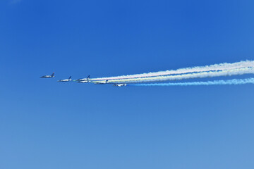 カラースモークを出すブルーインパルス