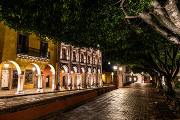 Fototapeta na wymiar Porticos Plaza principal San Miguel de Allende 
