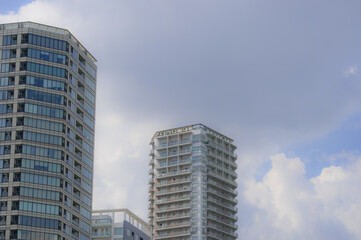 Plakat 東京都台東区上野にある不忍池から見た高層マンション