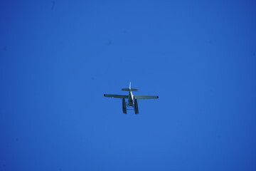 セスナ　小型飛行機　青空　飛ぶ