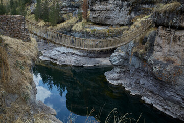 Puente Queswachaca sobre el rio Apurímac