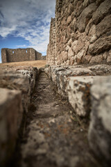 Canal de agua sitio arqueológico de K'anamarca