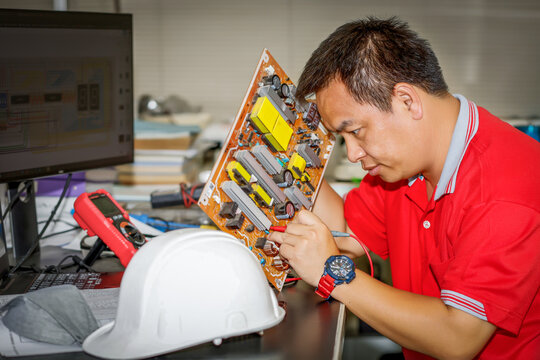 expert maintenance technician Checking electronic equipment according to maintenance concept.