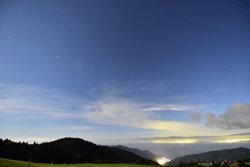 高原と街明かり