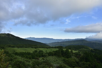高原と夏空