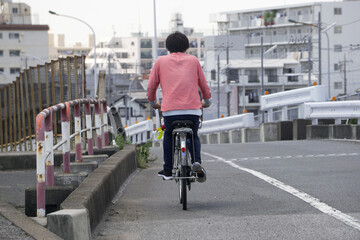 陸橋に乗る自転車