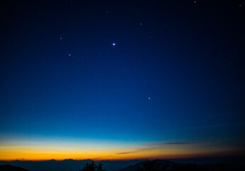 Fototapeta na wymiar 阿智村の山の上から見える夜明け